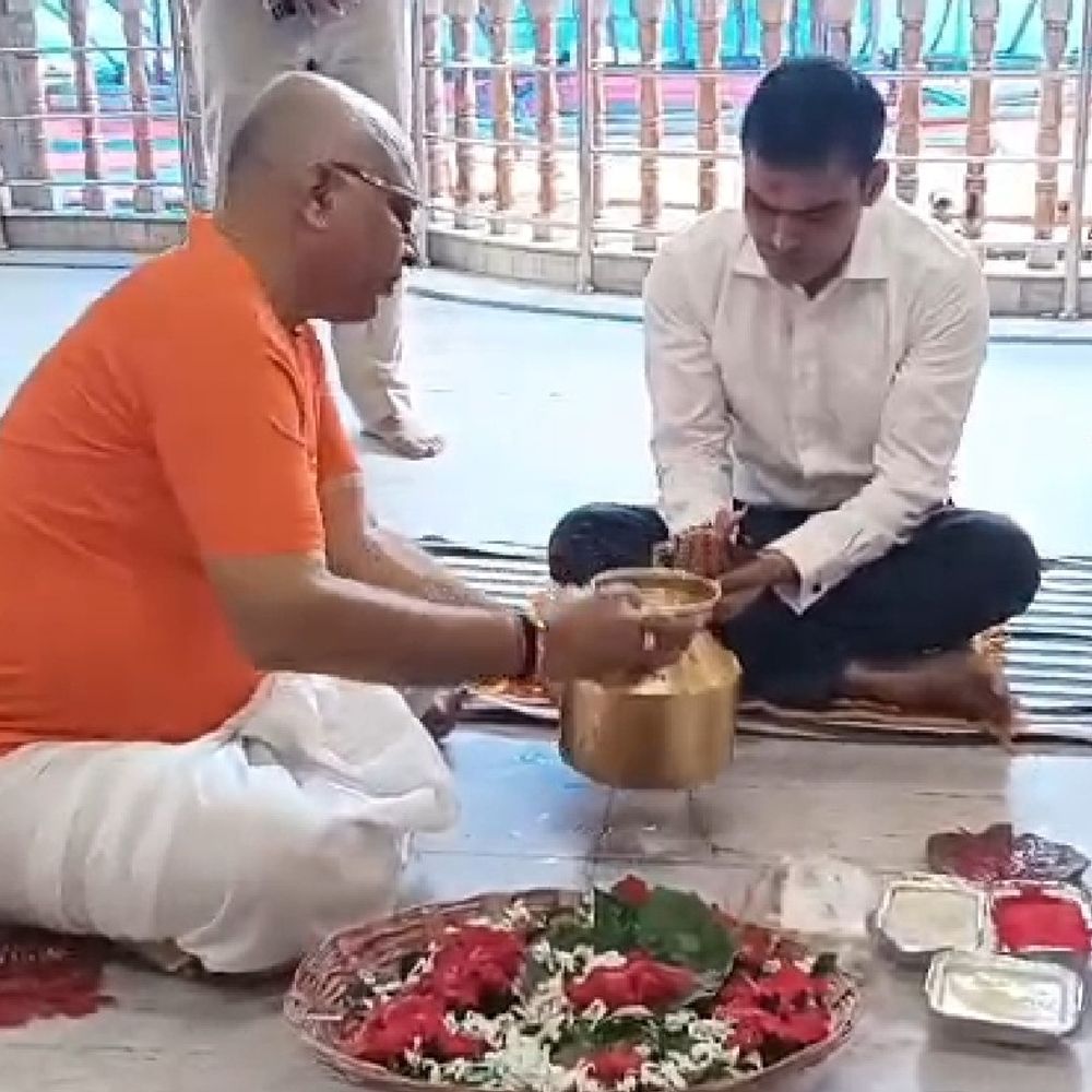 देवघर के नए एसपी ने बाबा बैद्यनाथ से लिया आशीर्वाद:  श्रद्धालुओं की सुरक्षा और जिले में अपराध नियंत्रण पर रहेगा फोकस – Deoghar News