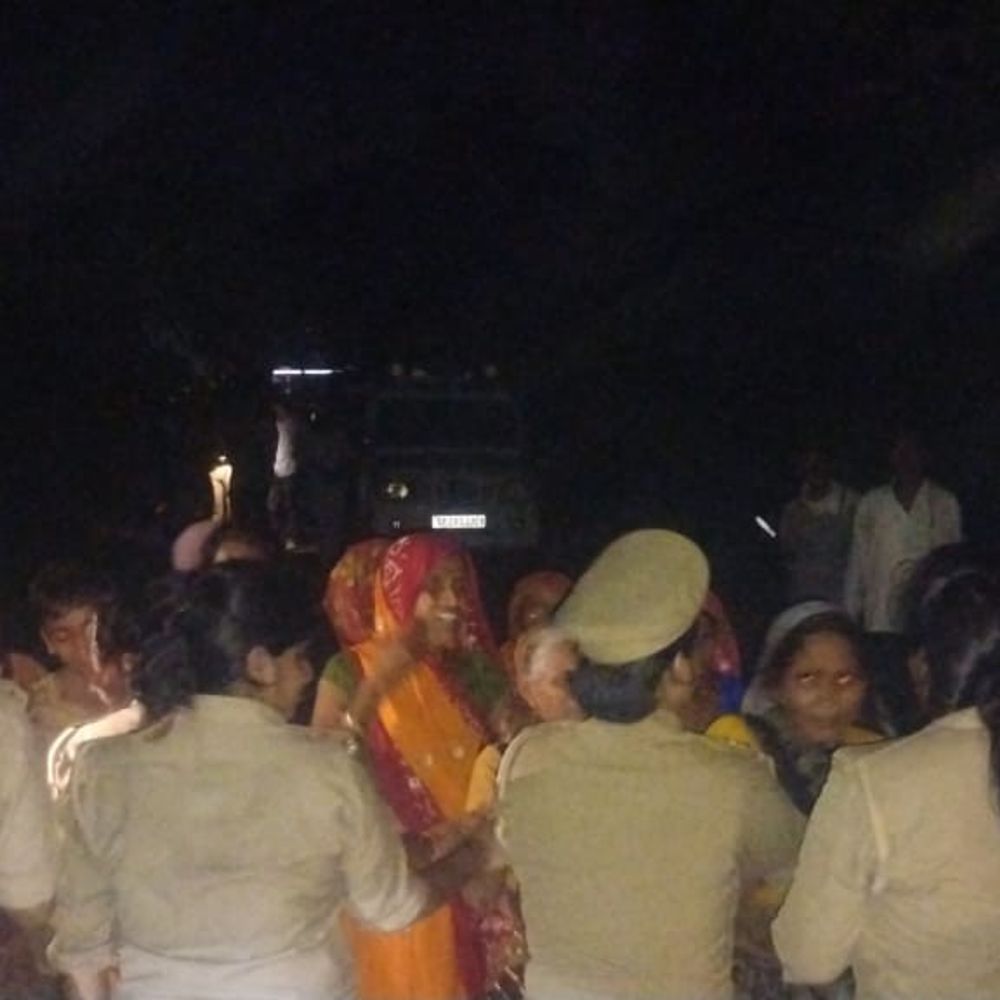 JCB ने बाइक सवार को कुचला:नोएडा से छुट्टी पर आए युवक की मौत, चालक फरार; परिजनों ने किया सड़क जाम