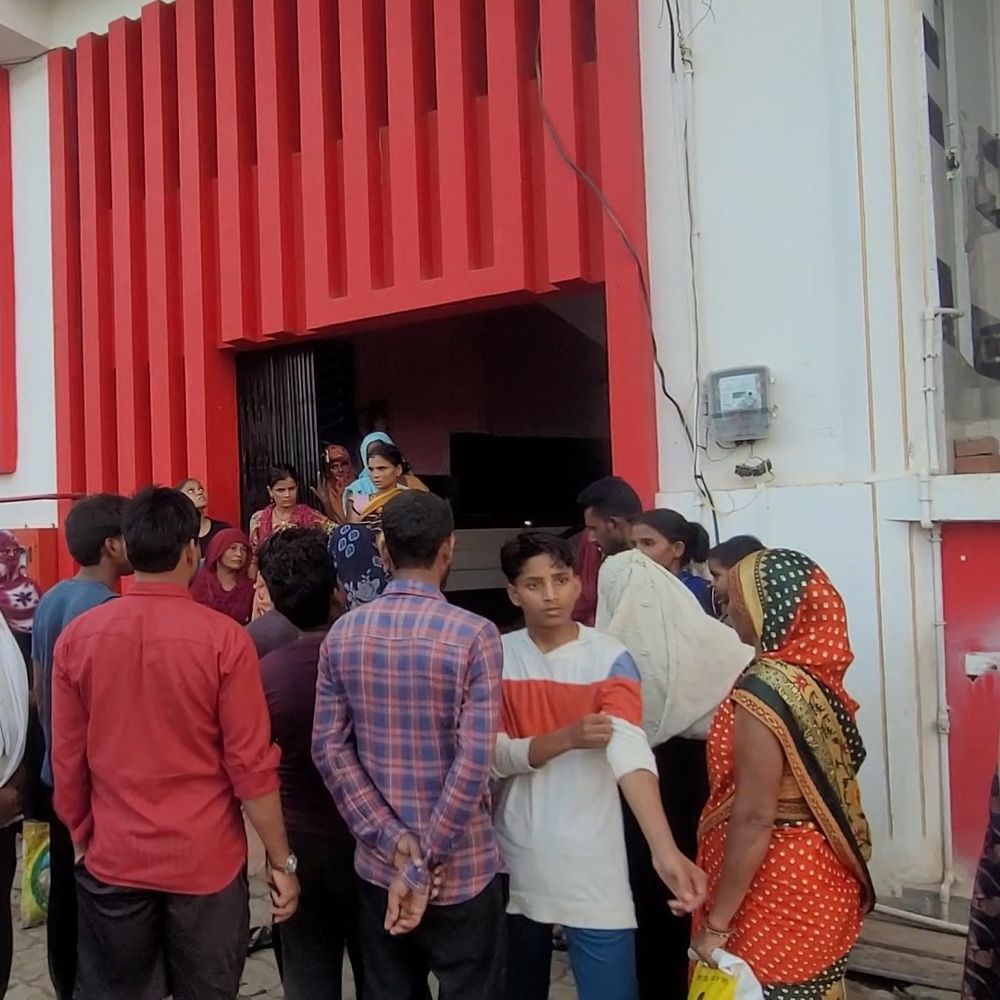 सीतापुर में पथरी के ऑपरेशन के बाद महिला की मौत:परिजनों ने अस्पताल के सामने रखा शव, गलत इलाज का आरोप