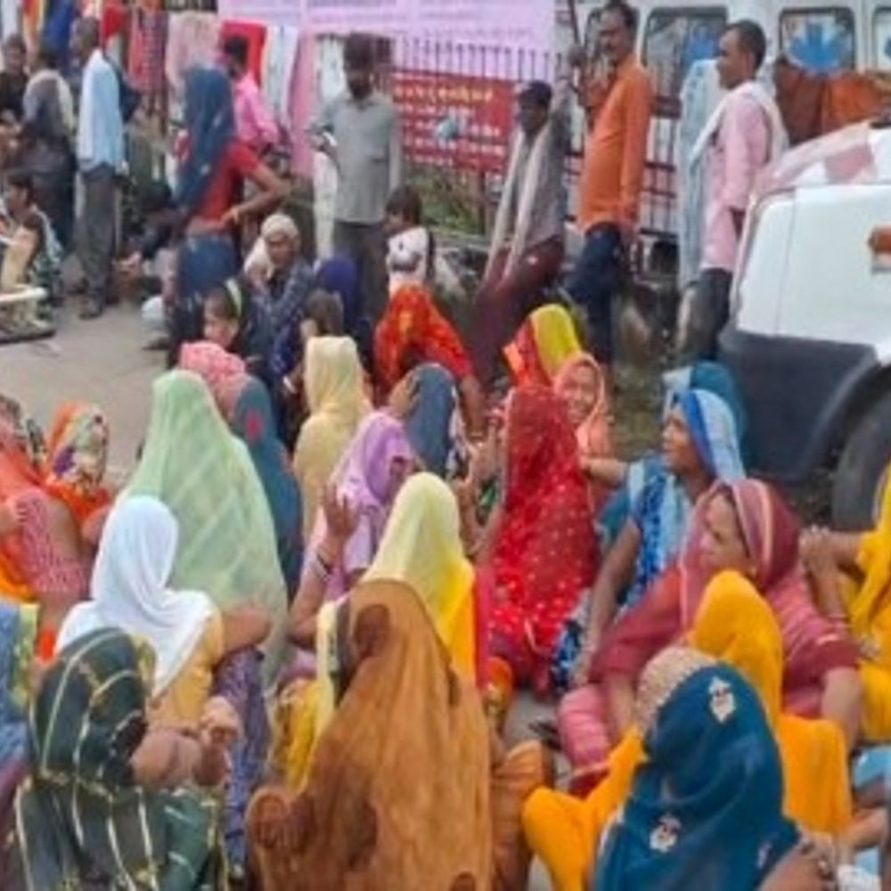 सीधी में शव रखकर किया रोड जाम:बाइक सवार के साथ गए अधेड़ का शव मिला; परिजनों ने लगाया हत्या का आरोप