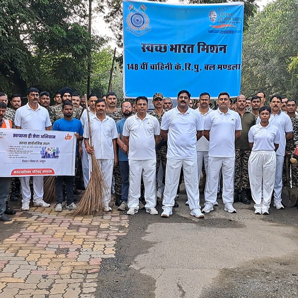 मंडला में सीआरपीएफ 148वीं बटालियन ने चलाया स्वच्छता अभियान:पुलिस लाइन से बीजेपी कार्यालय तक की रोड की सफाई, झाड़ियां भी हटाई