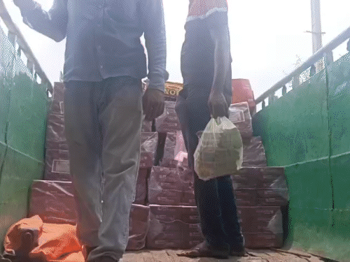 मधुपुर में नकली लॉटरी गिरोह का किया भंडाफोड़:  चिकन व्यवसायी के गोदाम से मिला प्रिंटर-कटर मशीन, लॉटरी छपाई के कई सामान जब्त – Deoghar News