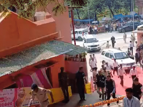 गयाजी पहुंची राष्ट्रपति द्रौपदी मुर्मू, पिंडदान करेंगी:विष्णुपद मंदिर में विशेष इंतजाम, दोमुहान से सिकड़िया मोड़ तक नहीं चलेंगी गाड़ियां