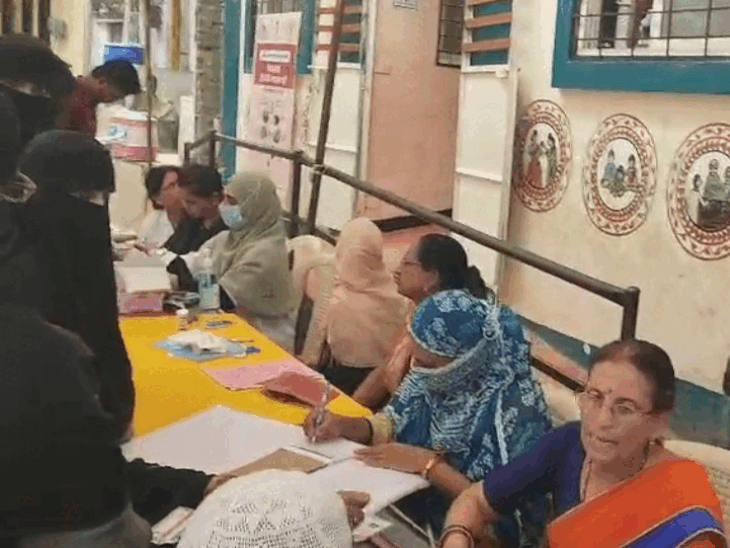 स्वस्थ नारी सशक्त-परिवार अभियान के तहत तीन जगह स्वास्थ्य शिविर:बुरहानपुर में 650 से ज्यादा महिलाओं की जांच; दवाइयां भी वितरित