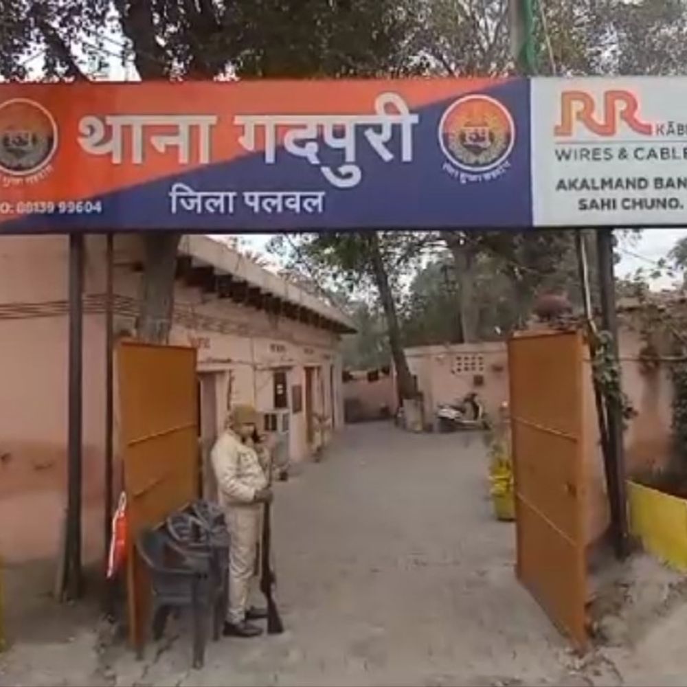 पलवल में चुनावी रंजिश में सरपंच के परिवार पर हमला:  पोते से मारपीट, घसीट कर गेट तक ले गए, गोली मारने की धमकी – Palwal News