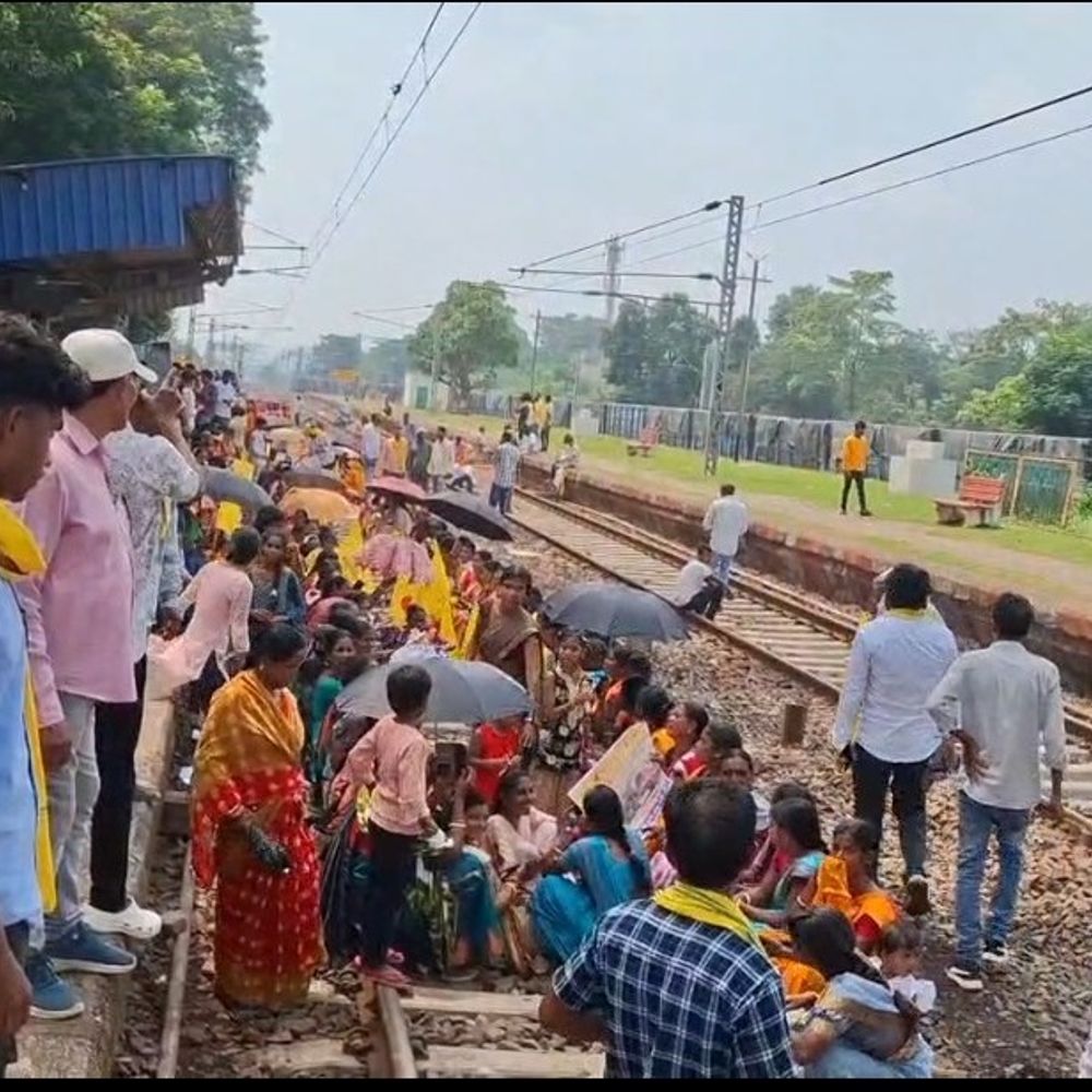कुड़मी समाज का रेल रोको आंदोलन:  हावड़ा-मुंबई रूट पर ट्रैक जाम, 7 ट्रेनें रद्द; ST सूची में शामिल करने की मांग – Chaibasa (West Singhbhum) News