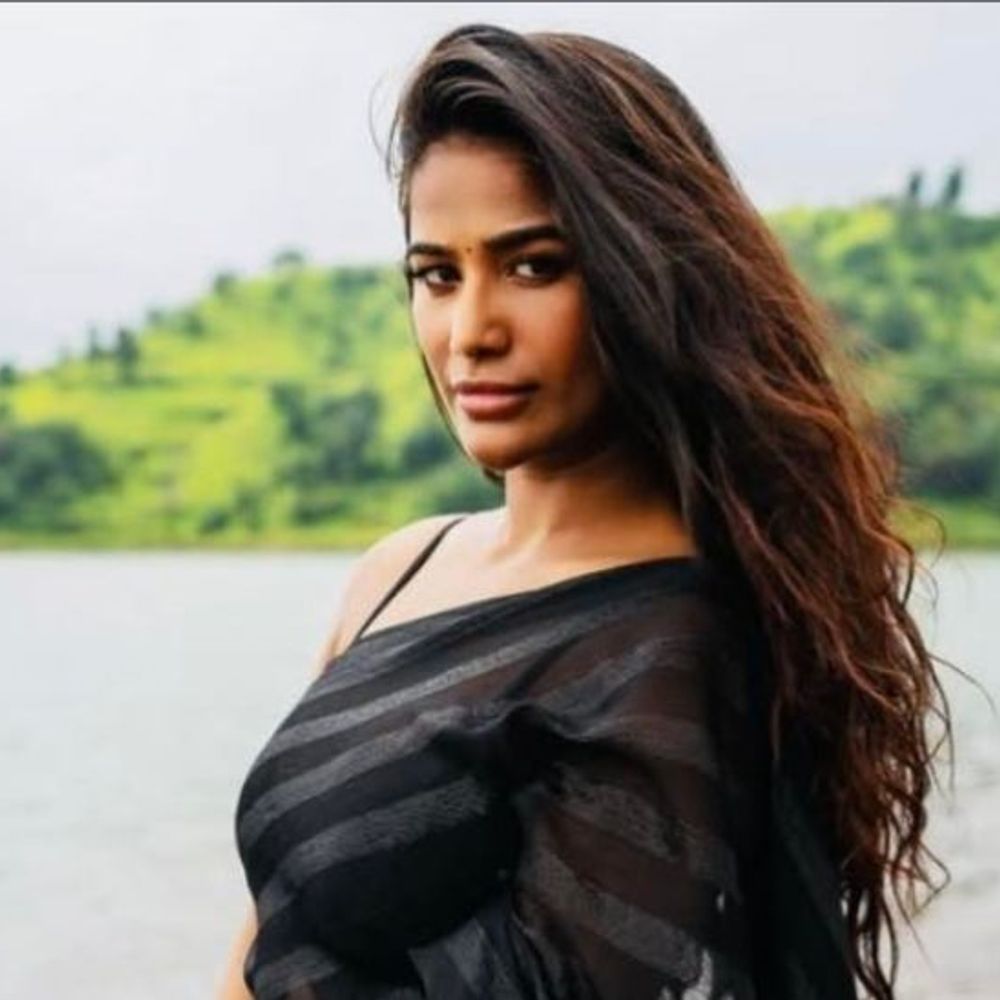 दिल्ली की रामलीला में पूनम पांडे मंदोदरी बनेंगी:BJP-VHP ने हटाने की मांग की; कमेटी बोली- इस भूमिका के बाद पूनम का मन बदलेगा