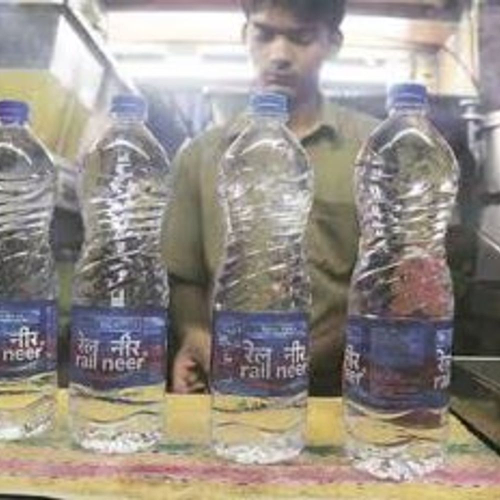 रेलवे ने मिनरल वाटर के दाम घटाए, GST का असर:अब रेल नीर की बोतल ₹15 की जगह ₹14 में मिलेगी; कुछ सर्विसेज भी सस्ती होंगी