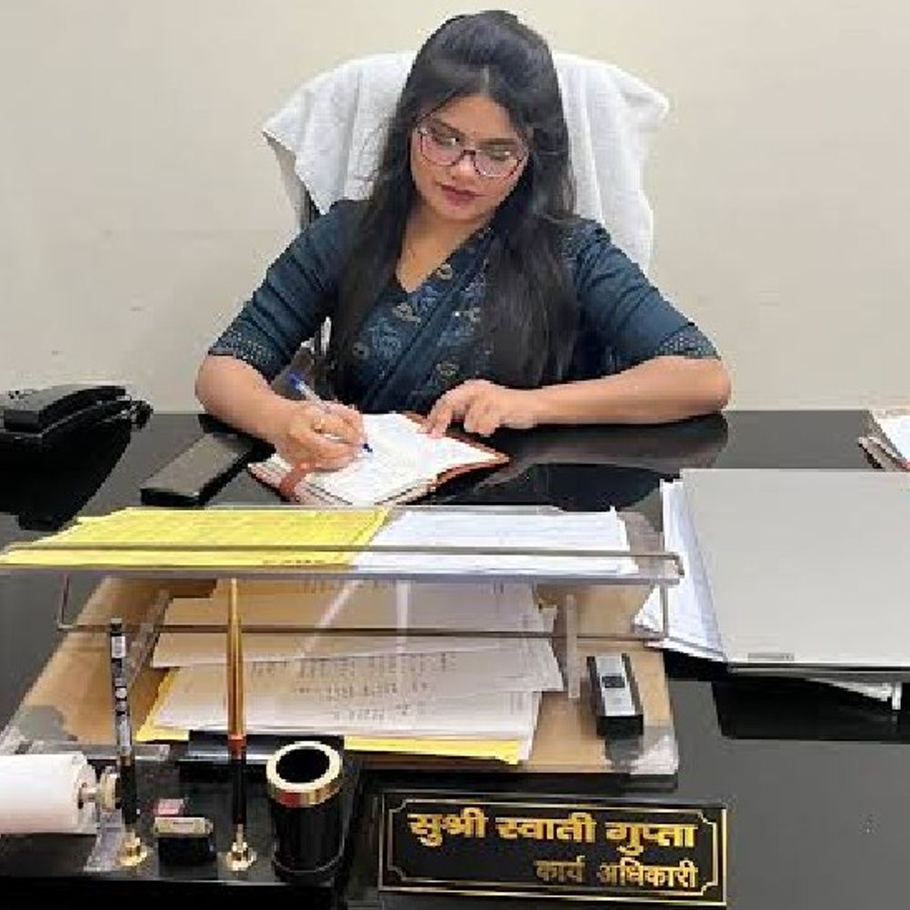 फेसबुक लाइव आईं PCS अधिकारी स्वाति गुप्ता:बोलीं- जिसको मुझसे मिलना है, वो 30 दिन तक पोस्ट शेयर करे; उसके साथ फोटो खिंचवाऊंगी