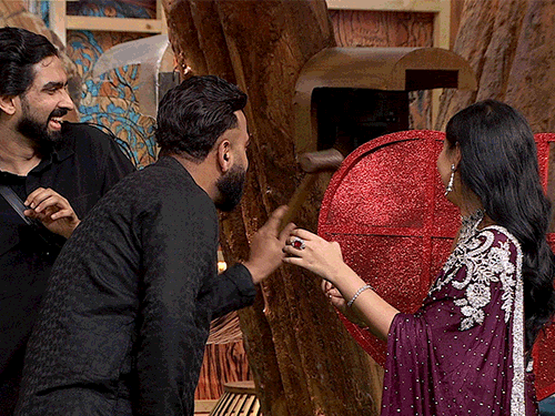 अमाल मलिक ने तान्या मित्तल के लिए गाया रोमांटिक गाना:बोले- 'मैं तुमसे इश्क करने की इजाजत...', शरमा गईं इंफ्लुएंसर