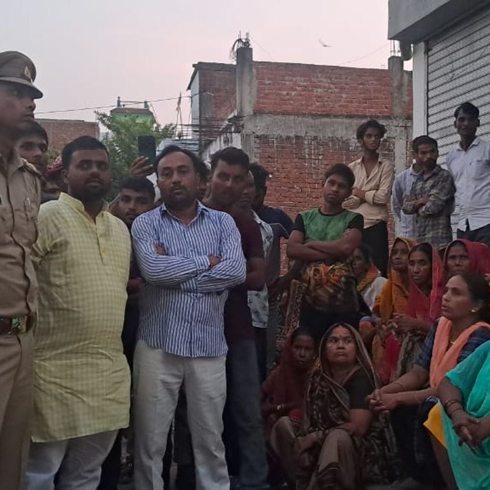 महिलाओं ने शराब की दुकान के खिलाफ किया प्रदर्शन:आबादी से बाहर ले जाने की मांग पर अड़ी महिलाएं