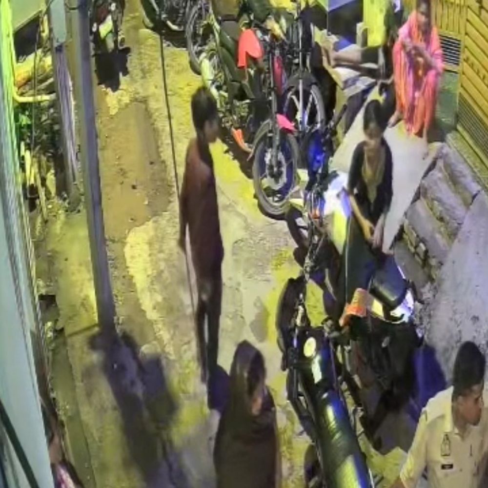 जालौन में दरोगा की दबंगई CCTV में कैद:महिला के परिवार को धमकाया, मदद मांगने पर जूते से पीटने की दी धमकी
