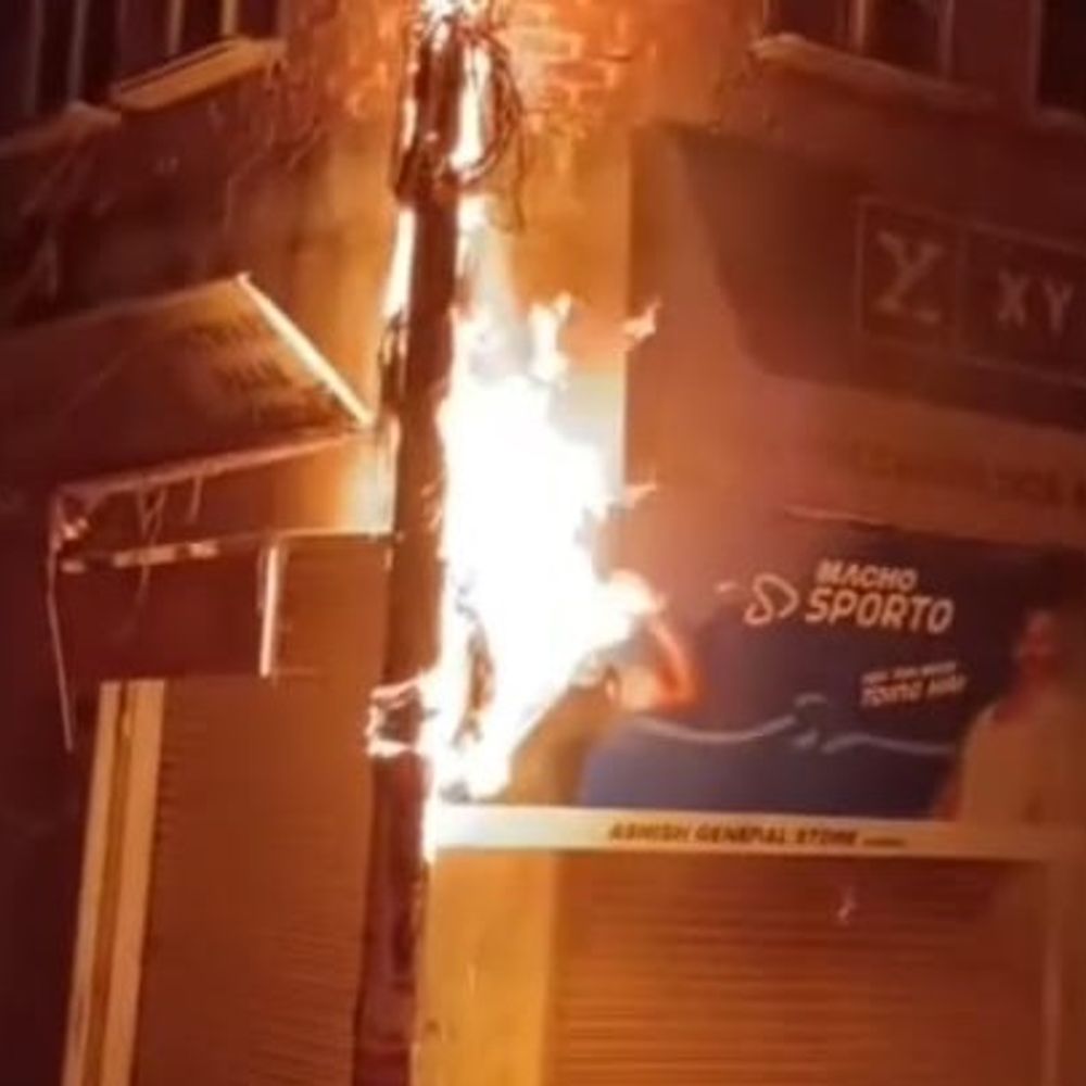 करहल में बिजली के खंभे पर लगी आग VIDEO:सदर बाजार में शॉर्ट सर्किट से केबल जली, फायर ब्रिगेड ने पाया काबू