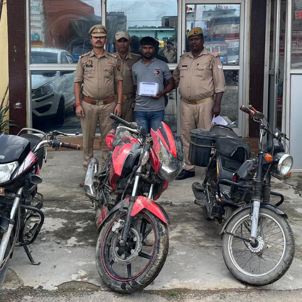 गौ तस्करी गिरोह का सरगना गिरफ्तार:चंदौली में 25 हजार का इनामी अपराधी चोरी की बाइक के साथ पकड़ा गया