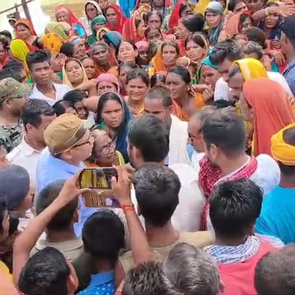 मुंगेर में बाढ़ पीड़ितों ने सिंघिया पंचायत NH-80 किया जाम:राहत राशि नहीं मिलने से ग्रामीण नाराज, 2 घंटे यातायात हुई प्रभावित