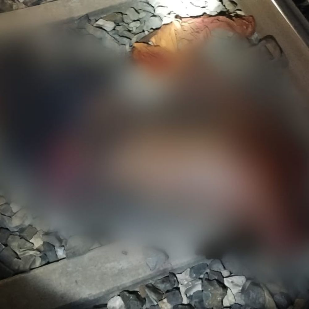 रामपुर में रेलवे ट्रैक पर मिला अज्ञात शव:बनारस-गोरखपुर रूट पर ट्रेन से कटकर मौत, पहचान में जुटी पुलिस