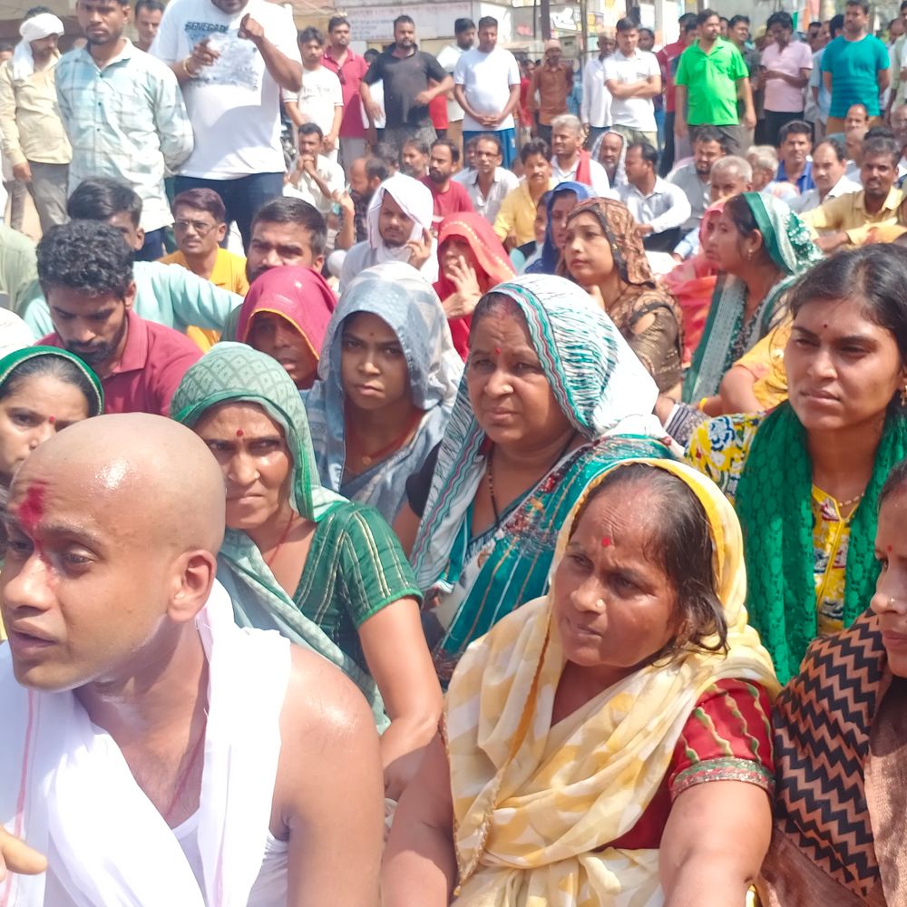 बजाज फाइनेंस धोखाधड़ी केस में बेटे की गिरफ्तारी:पिता ने की खुदकुशी ,परिजनों ने शव रखकर किया प्रदर्शन, झांसी मार्ग जाम