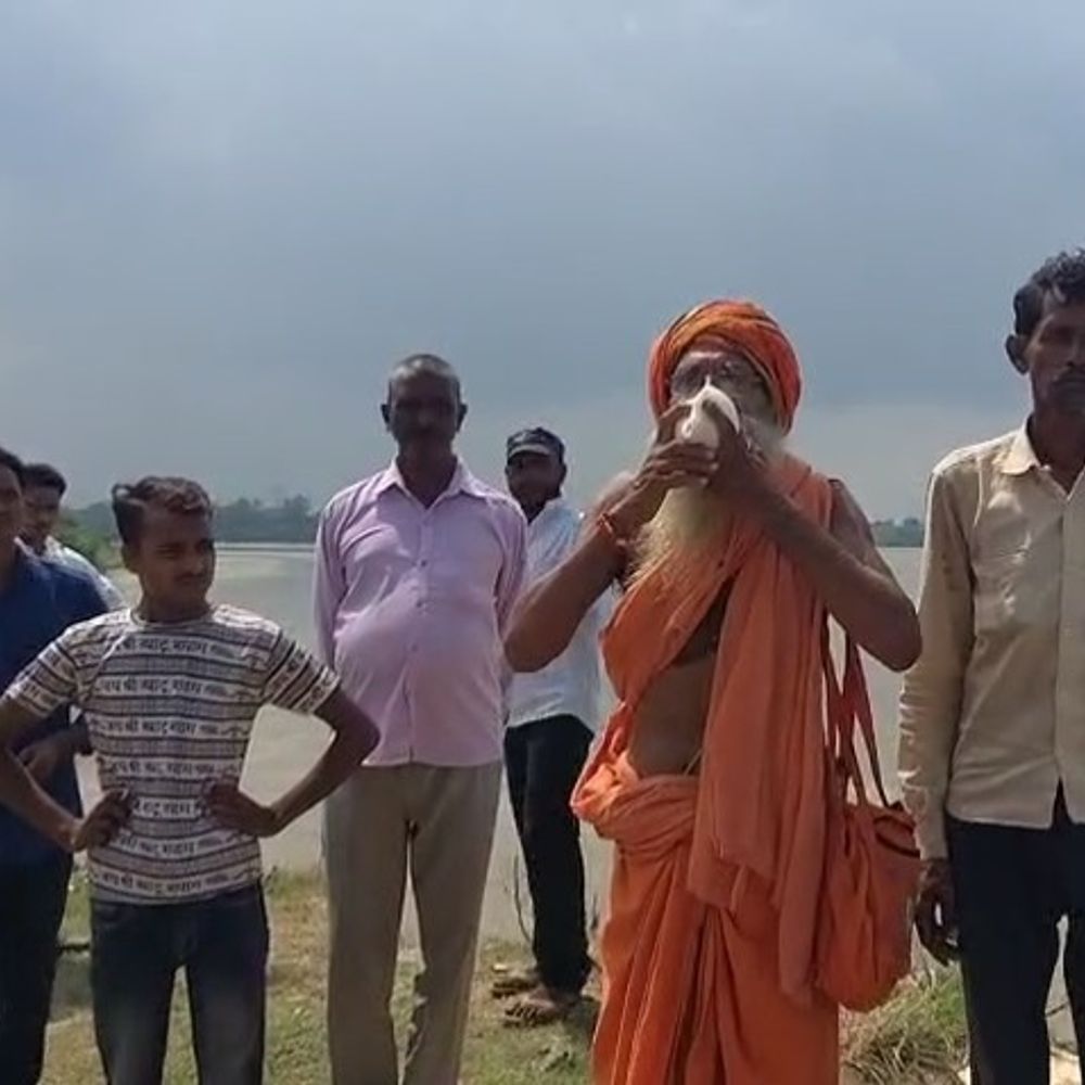 गंगा कटान से उन्नाव में टूटा मार्ग:फतेहपुर 84 में आवागमन ठप, फलाहारी बाबा ने 2026 तक समाधान की दी चेतावनी