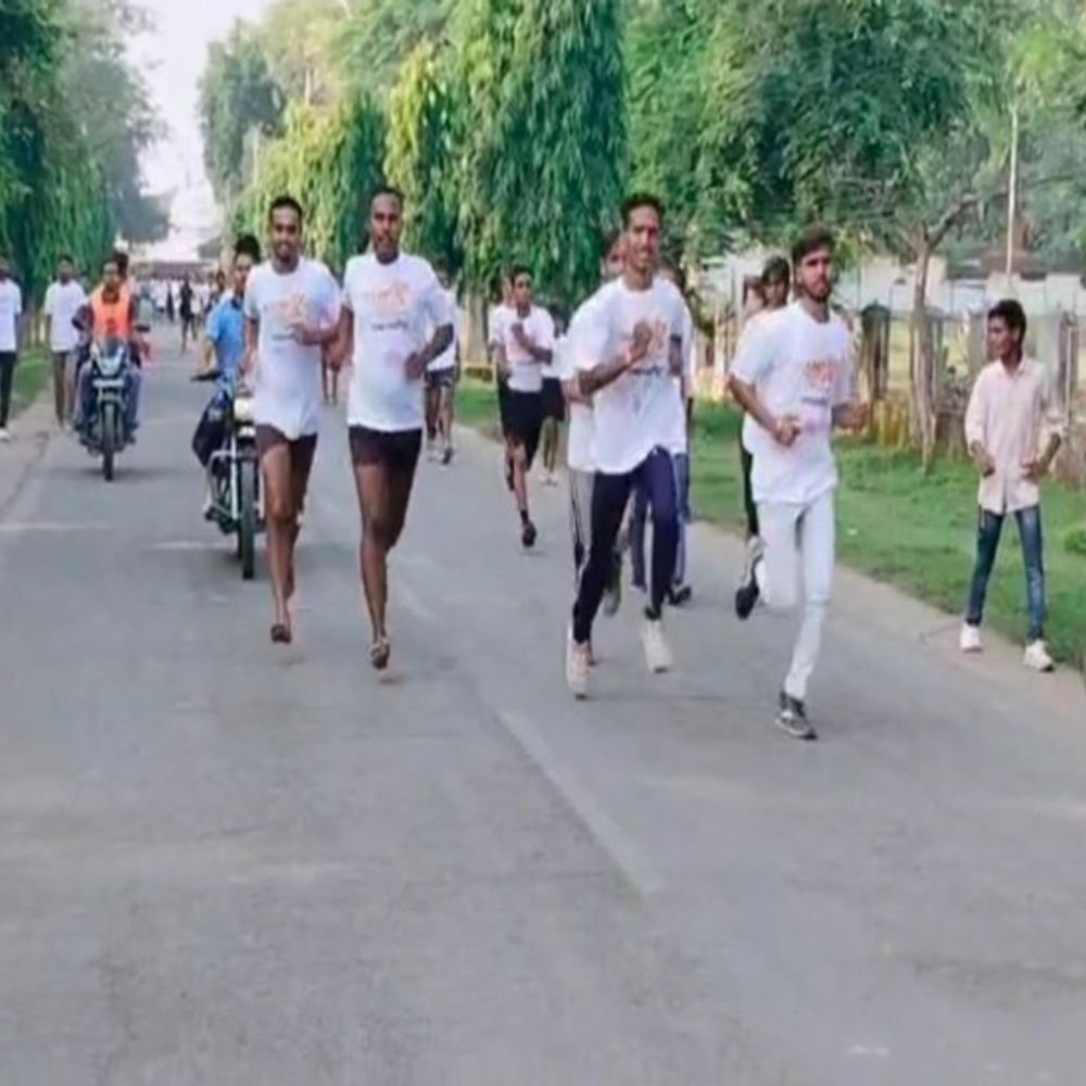 शाहजहांपुर में मैराथन दौड़ का आयोजन:वित्त मंत्री सुरेश खन्ना और सांसद अरुण सागर ने दिखाई हरी झंडी, बोले-फिट इंडिया तो हिट इंडिया