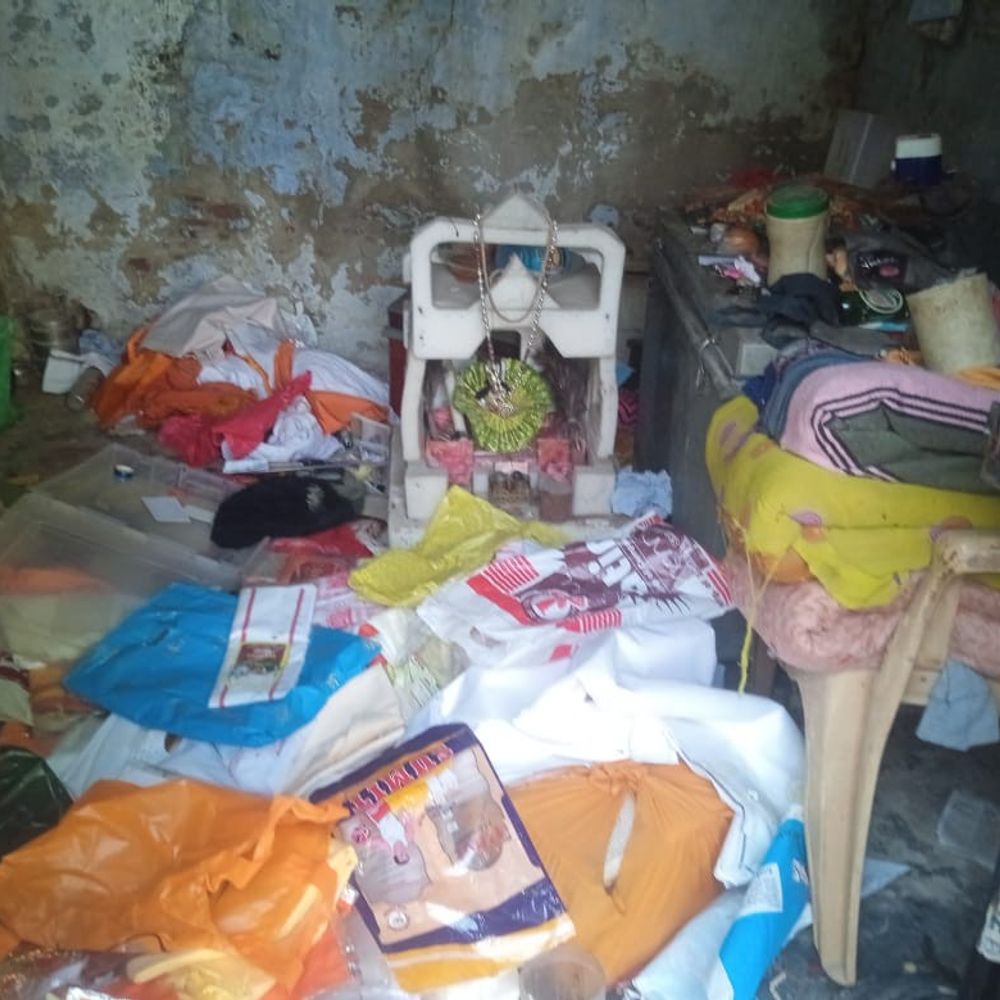 फर्रुखाबाद के शिव मंदिर में चोरी:27 हजार रुपए और 12 चांदी के सिक्के चोरी, फूल की दुकान से भी नकदी ले गए