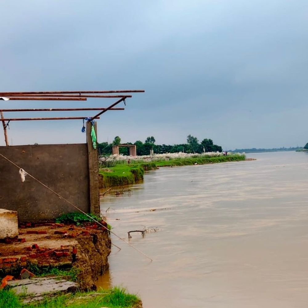 इटवा में राप्ती नदी खतरे के निशान से ऊपर:नेपाल में बारिश से नदी उफान पर, 10 गांवों में बाढ़ का खतरा