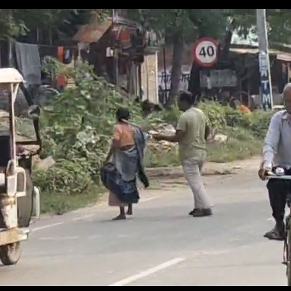 सलोन में बेटे ने बुजुर्ग मां को सड़क पर पीटा,VIDEO:जमीन हड़पने के बाद रोज करता है प्रताड़ित