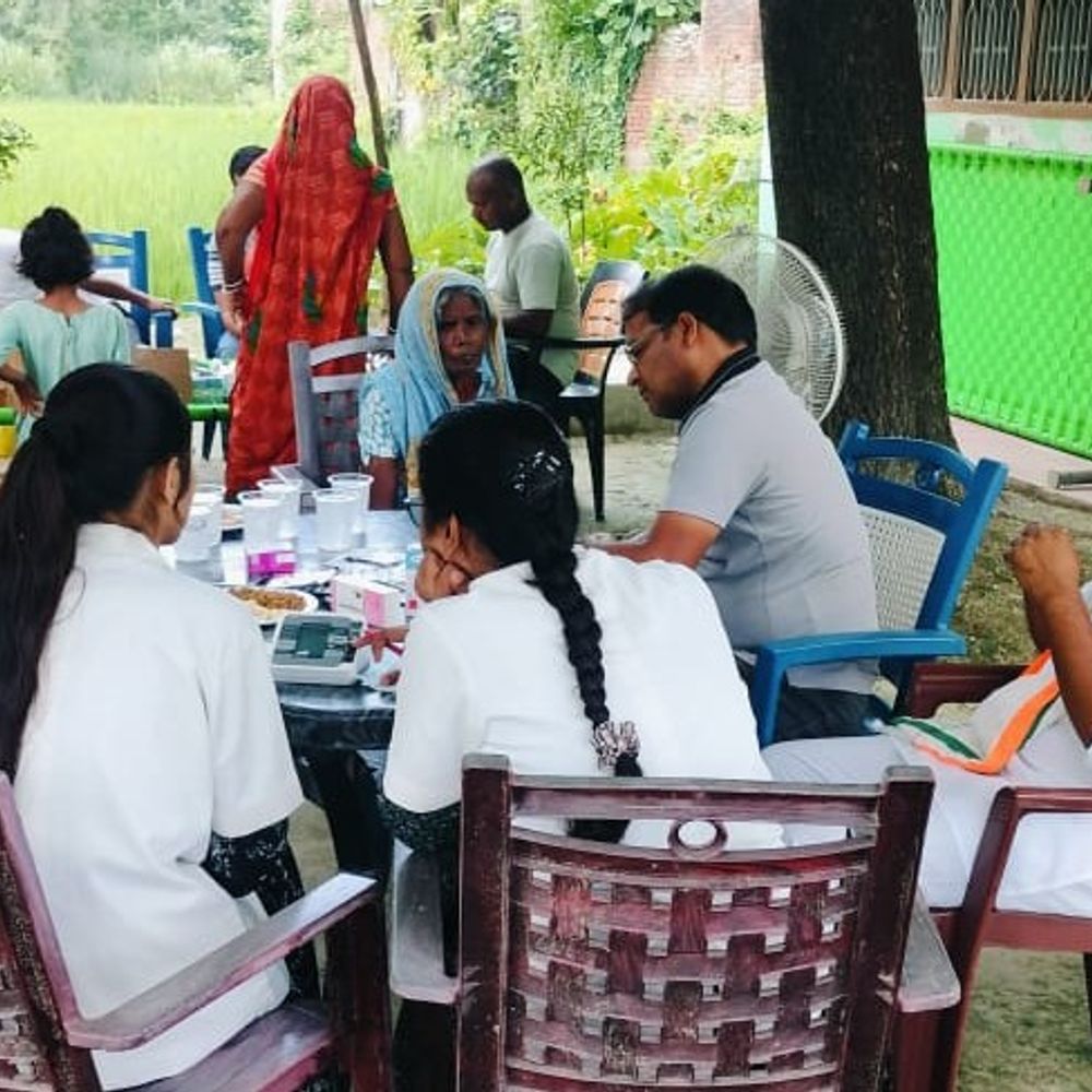 कुशीनगर में सेवा भारती का निःशुल्क चिकित्सा शिविर:125 गरीब मरीजों का हुआ मुफ्त इलाज, दवाओं का वितरण