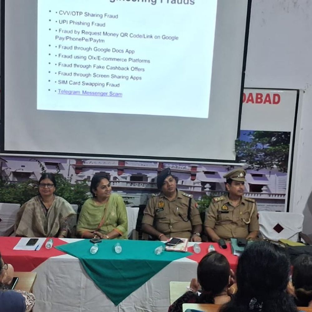 मुरादाबाद के गोकुलदास कॉलेज में साइबर सुरक्षा कार्यक्रम:सीओ ने छात्राओं को बचाव के दिए टिप्स, मिशन शक्ति 5.0 का प्रसारण भी हुआ