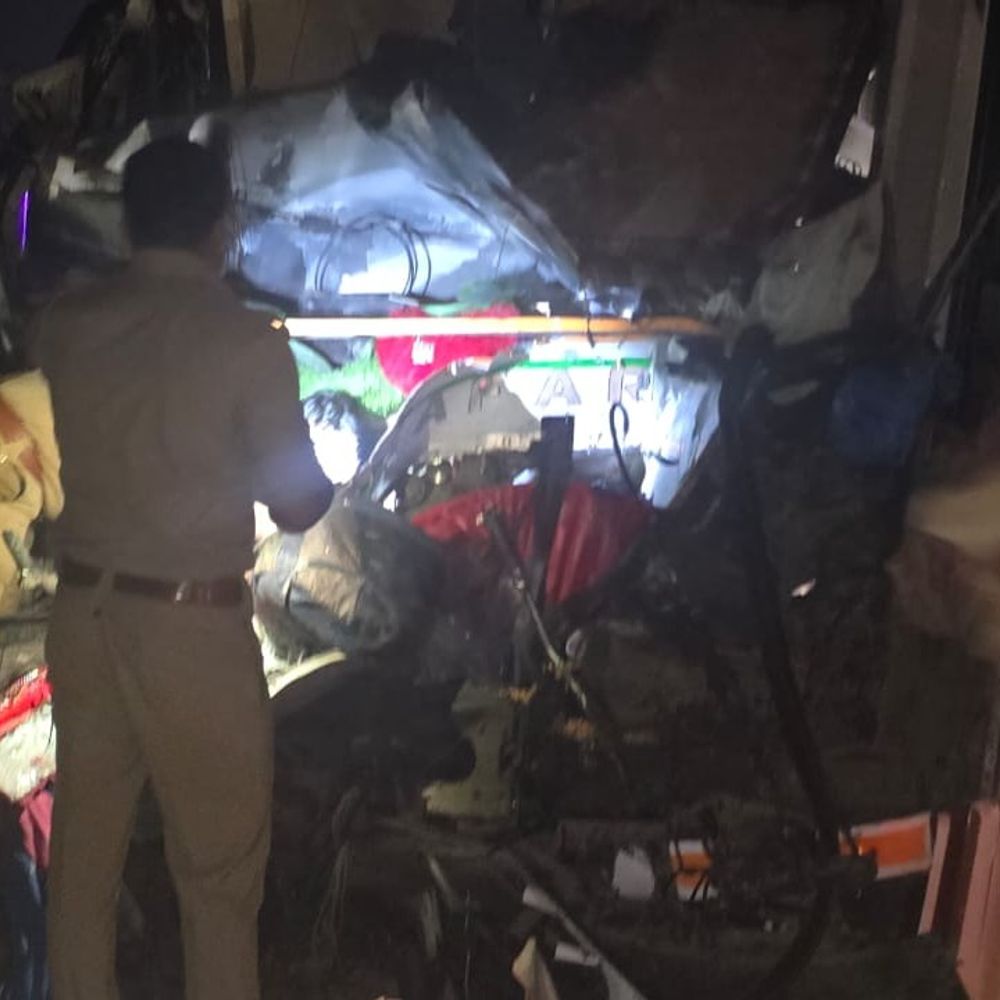 ट्रक से टकराकर स्लीपर बस पलटी, चार की मौत:कन्नौज में आगरा-लखनऊ एक्सप्रेस वे पर हादसा, 35 से ज्यादा घायल