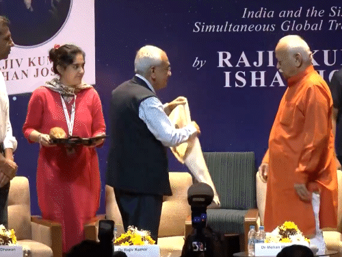भागवत बोले- भारत आंख मूंदकर आगे नहीं बढ़ सकता:अमेरिकी टैरिफ और  H-1B वीजा फीस पर जो जरूरी हो करना चाहिए