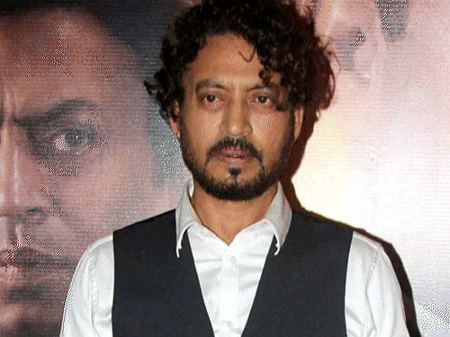 इरफान खान ने नसीरुद्दीन शाह-ओम पुरी को दी थी गाली:रिटेक से हो गए थे गुस्सा, दीपक डोबरियाल ने बताया मकबूल की शूटिंग का किस्सा