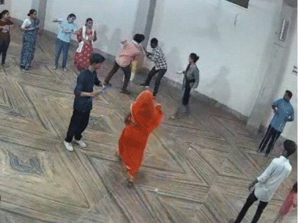 गरबा प्रैक्टिस कर रही महिला का अपहरण, VIDEO:मंदसौर में 2 महिलाओं समेत 6 लोग घसीटते हुए ले गए; एक के हाथ में कट्टा था
