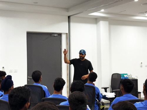 रोहित शर्मा बेंगलुरु में अंडर-19 प्लेयर्स से मिले:BCCI ने फोटोज पोस्ट किए, टीम ऑस्ट्रेलिया खेलने पहुंची