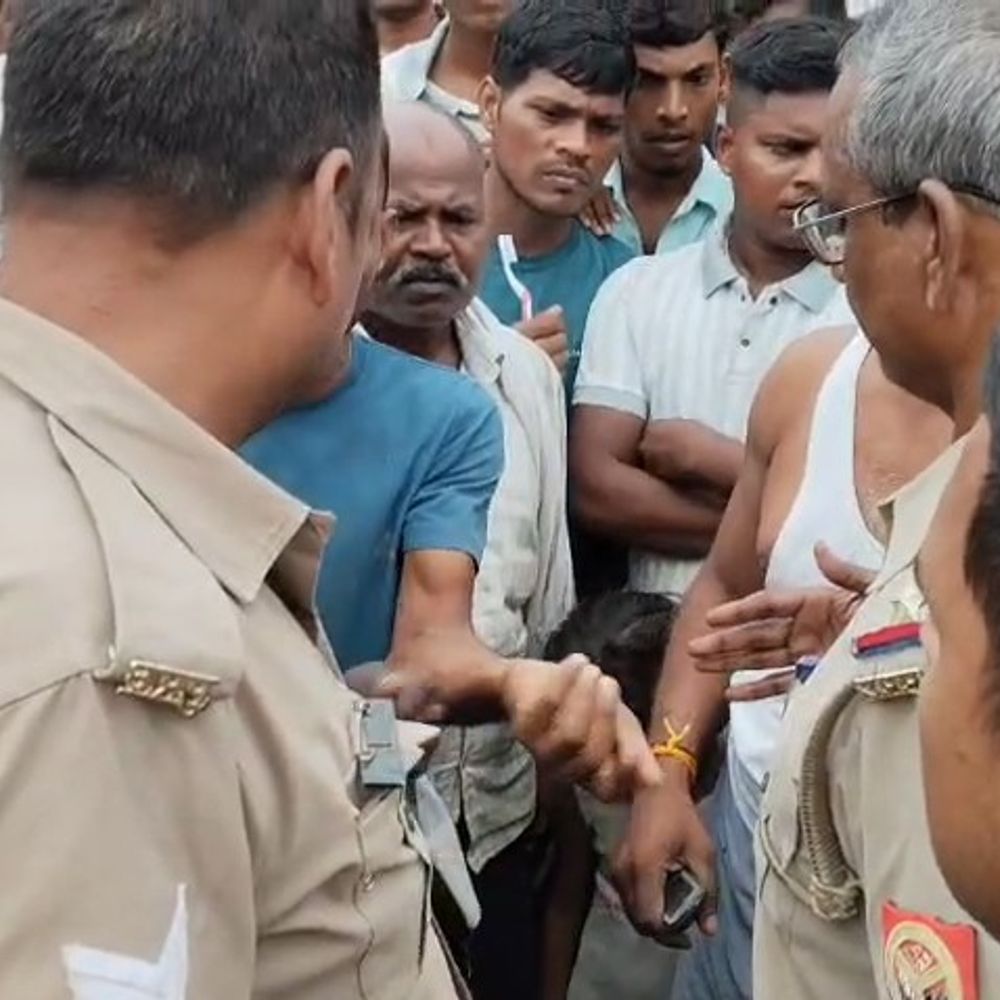 चोर को पकड़ने के दौरान ग्रामीण घायल:चंदौली में मोबाइल चोरी करते युवक को लोगों ने पकड़ा, पुलिस ने 4 स्मार्टफोन बरामद किए