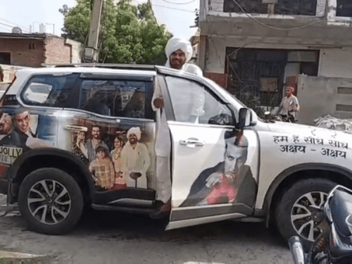 हरियाणवी पहनावे में अक्षय कुमार से मिला आढ़ती परिवार:₹25 लाख की स्कॉर्पियो खरीदी; बॉलीवुड स्टार के पोस्टर लगा पानीपत से मुंबई पहुंच गए