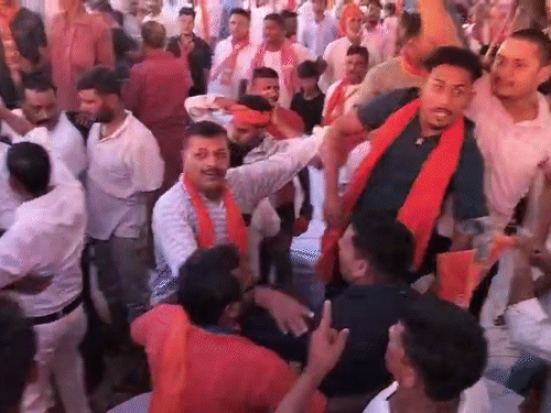 सोनपुर में NDA कार्यकर्ता सम्मेलन में हंगामा:दो नेताओं के समर्थक भिड़े, धक्का-मुक्की और कुर्सियां चलीं; मंत्री ने संभाले हालात