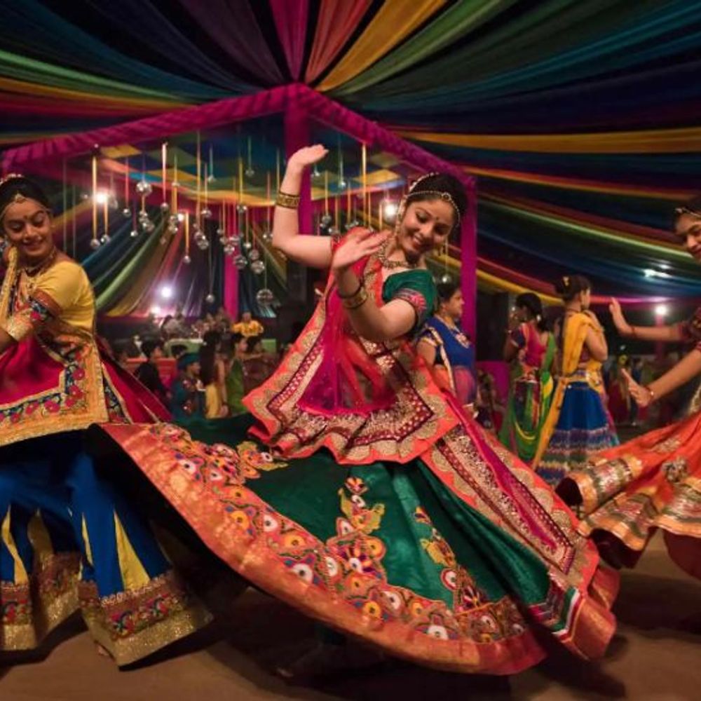 महाराष्ट्र के गरबा में लोगों पर गौमूत्र छिड़कने का फरमान:विहिप बोला- आयोजनों में एंट्री से पहले तिलक लगाकर हिंदू देवता की पूजा करनी होगी