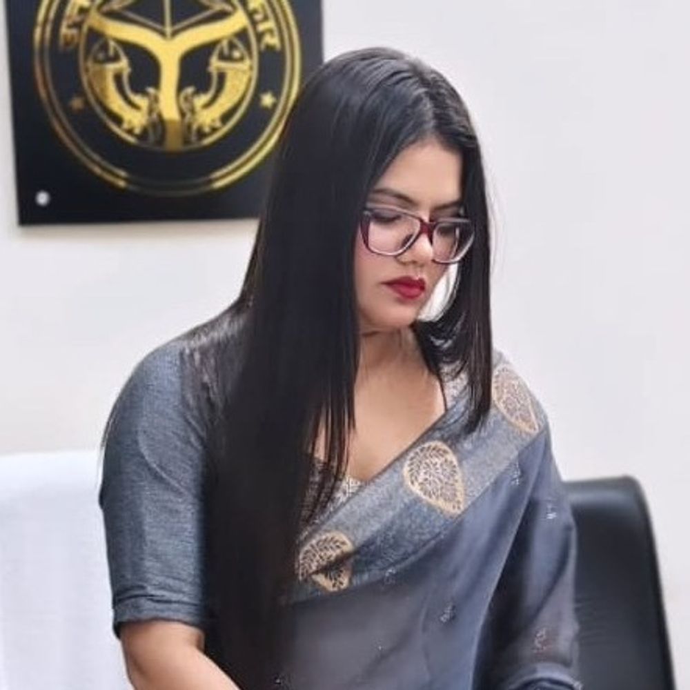 फेसबुक लाइव आईं PCS अधिकारी स्वाति गुप्ता:बोलीं- जिसको मिलना है, वो 30 दिन तक पोस्ट शेयर करे; मेरी सुंदरता का राज पापा हैं
