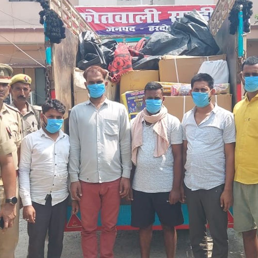 हरदोई में अवैध पटाखों का भंडाफोड़:पिकअप से भारी मात्रा में आतिशबाजी बरामद, 6 गिरफ्तार