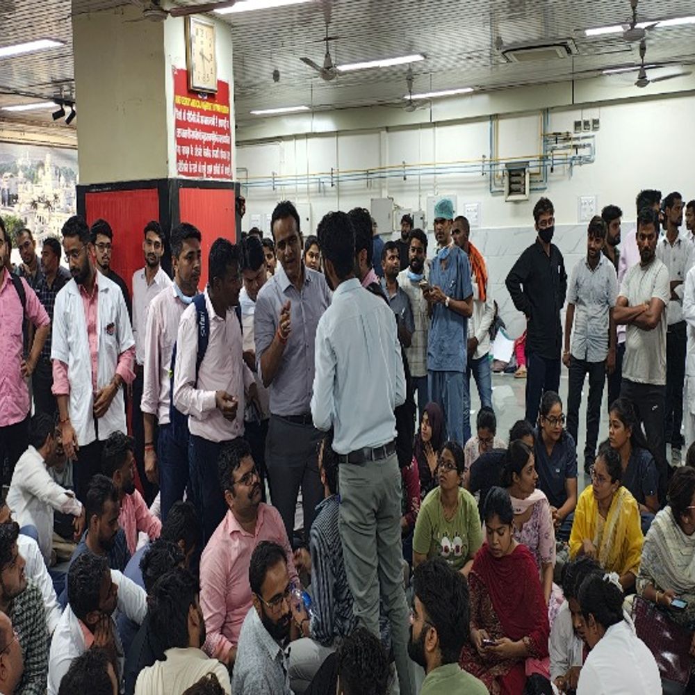 KGMU ट्रॉमा सेंटर में नर्सिंग स्टाफ का प्रदर्शन:रेजिडेंट डॉक्टरों पर कार्रवाई करने की कर रहे मांग, आरोपी 9 डॉक्टरों दर्ज हुई FIR