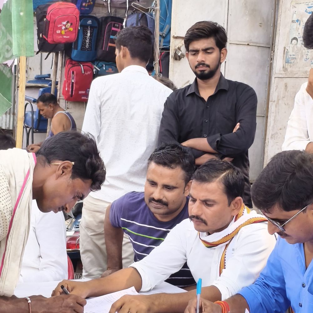 हरदोई में कांग्रेस का विरोध प्रदर्शन:नुमाइश चौराहा पर वोटिंग व्यवस्था को लेकर सिग्नेचर कैंपेन, कार्यकर्ताओं ने जताया विरोध
