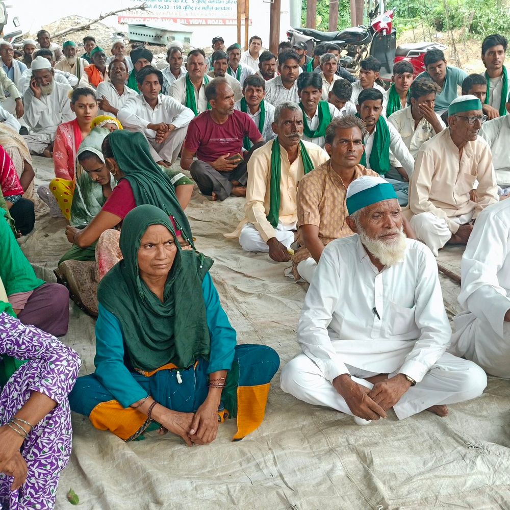 बिजली आपूर्ति में लापरवाही से किसानों में आक्रोश:18 गांव के लोगों ने बिजलीघर का किया घेराव, भ्रष्टाचार का लगाया आरोप
