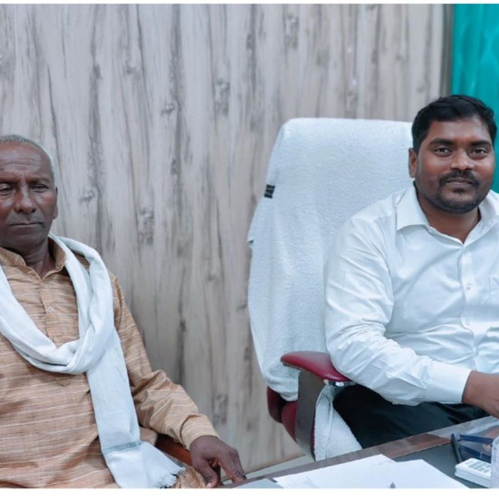 बेटे को ADM की कुर्सी पर देख पिता हुए भावुक:बनारस से शाहजहांपुर पहुंचे, बोले- न्याय की कुर्सी से न्याय ही होना चाहिए