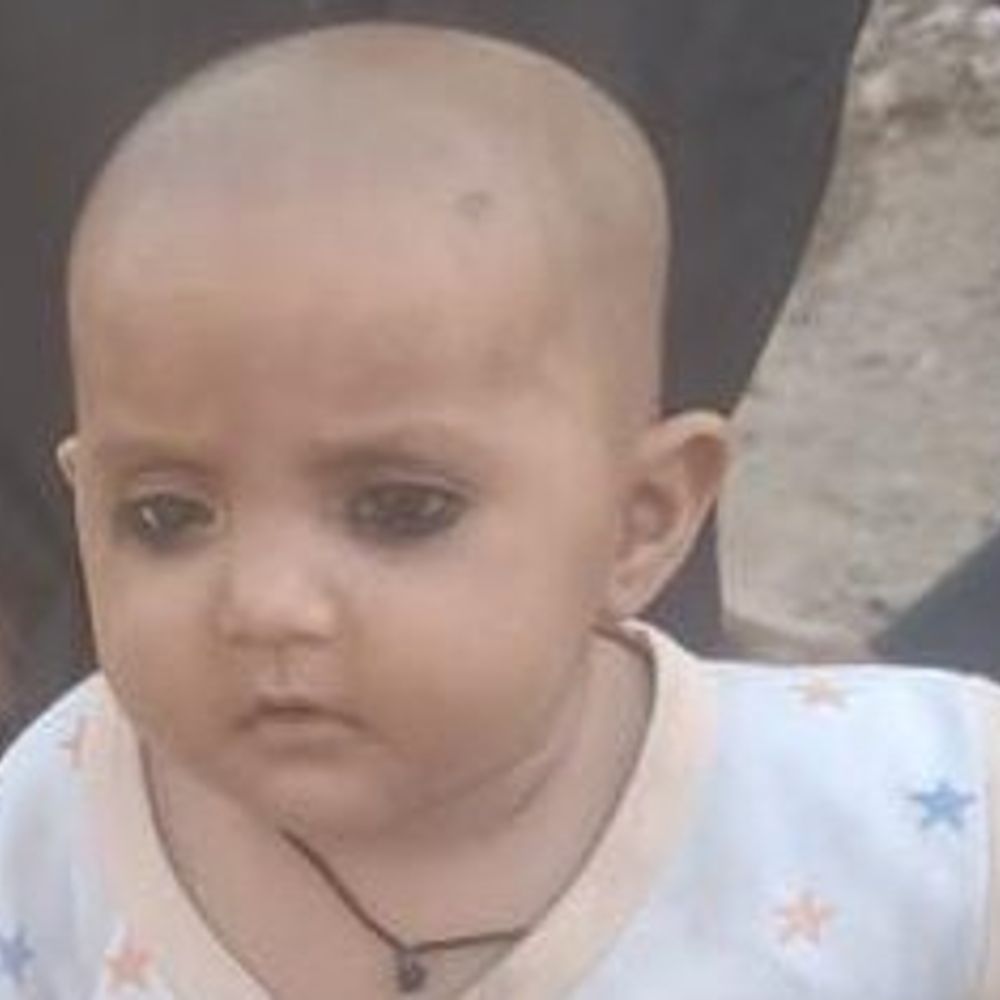 सड़क किनारे खुदे गड्ढे में डूबी 3 साल की बच्ची..मौत:खेलते समय पैर फिसलने से हुआ हादसा, नगर पालिका पर लापरवाही का आरोप
