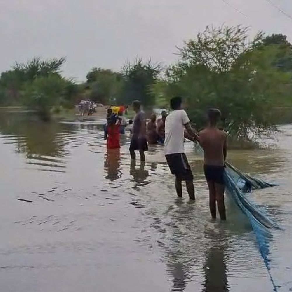 गोंडा में घाघरा नदी का जलस्तर घटा:ब्योन्दा उपरहर-माझा में पानी भरा, ग्रामीण जोखिम में गुजर