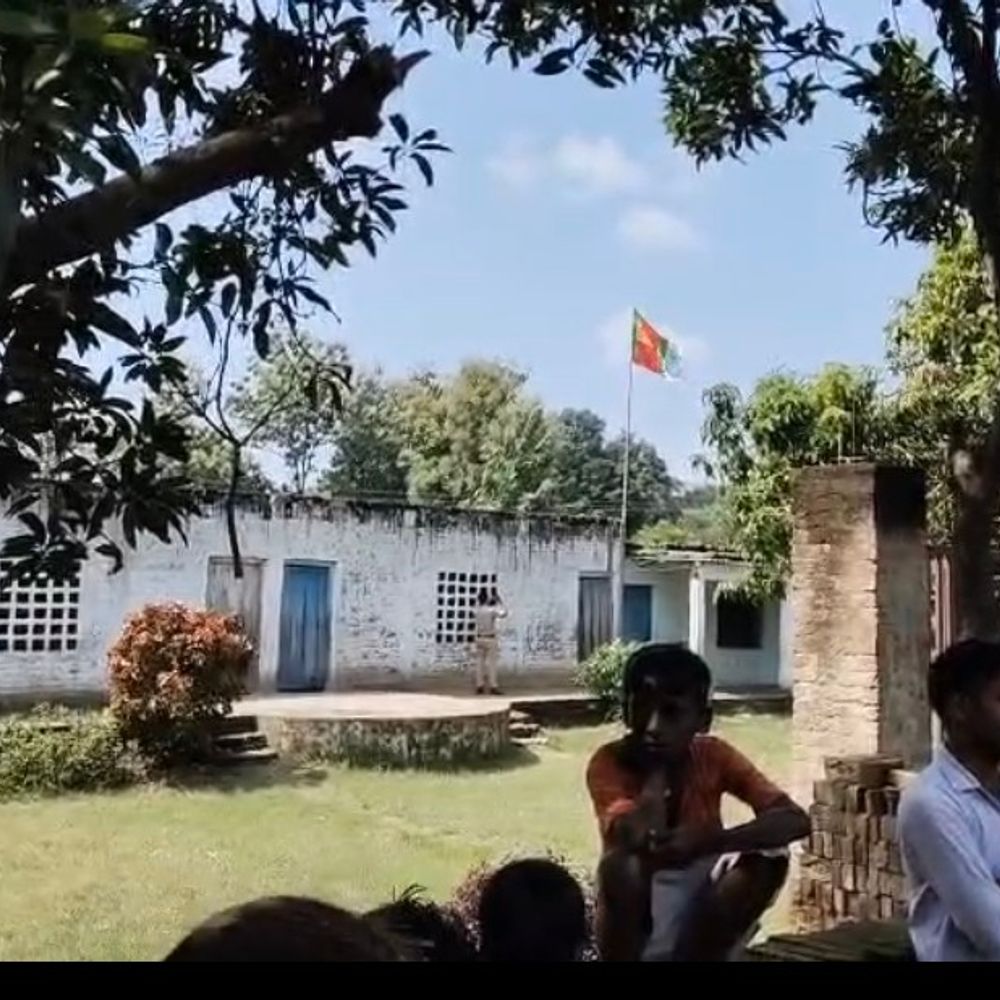 महराजगंज के स्कूल पर लगा तिरंगे जैसा झंडा:वीडियो आया सामने, ग्रामीणों ने जताई नाराजगी