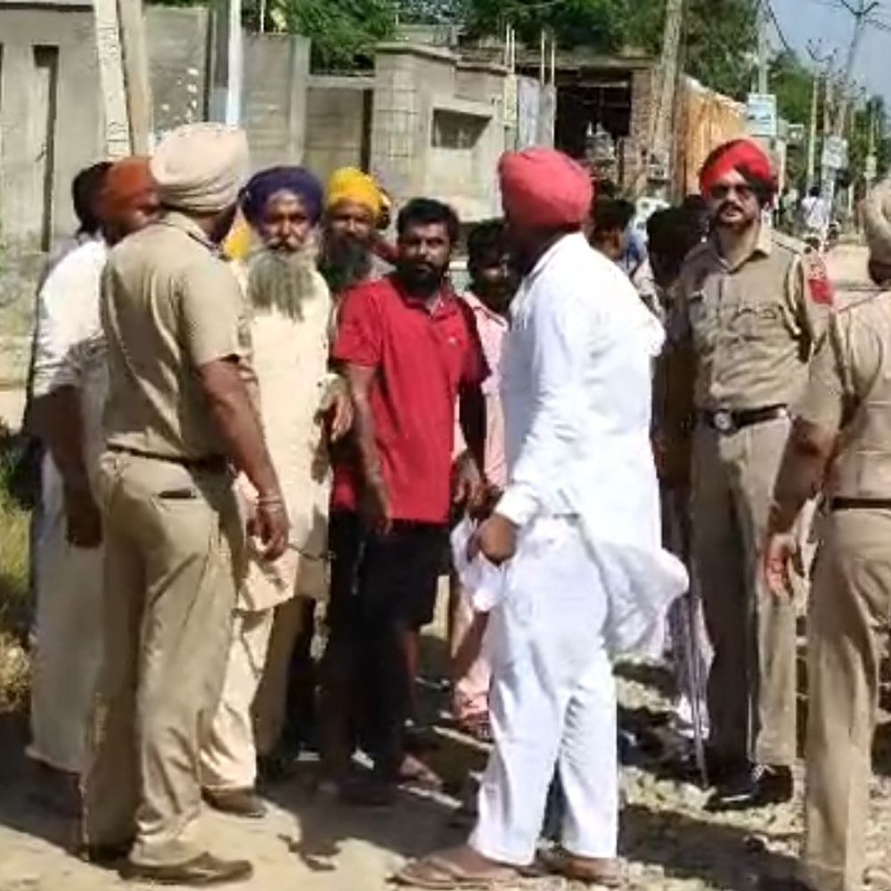 बरनाला में सड़क निर्माण को लेकर कांग्रेस-AAP में पथराव:  पुलिस ने सरपंच समेत साथी दबोचे, विधायक ने दी चेतावनी – Barnala News