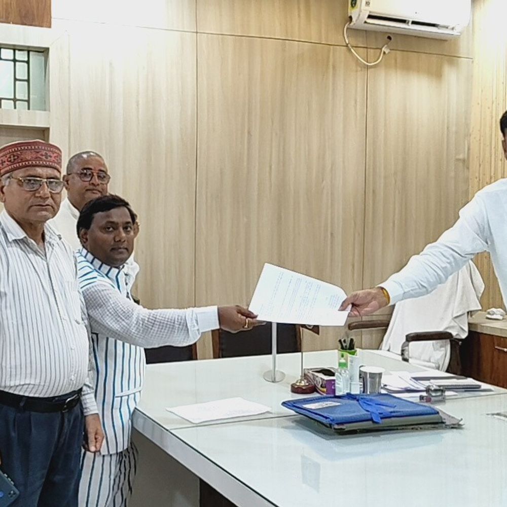 रेलवे लाइन के लिए जमीन अधिग्रहण का विवाद:मऊ में किसानों का प्रदर्शन, बाजार दर से कम मुआवजे का विरोध