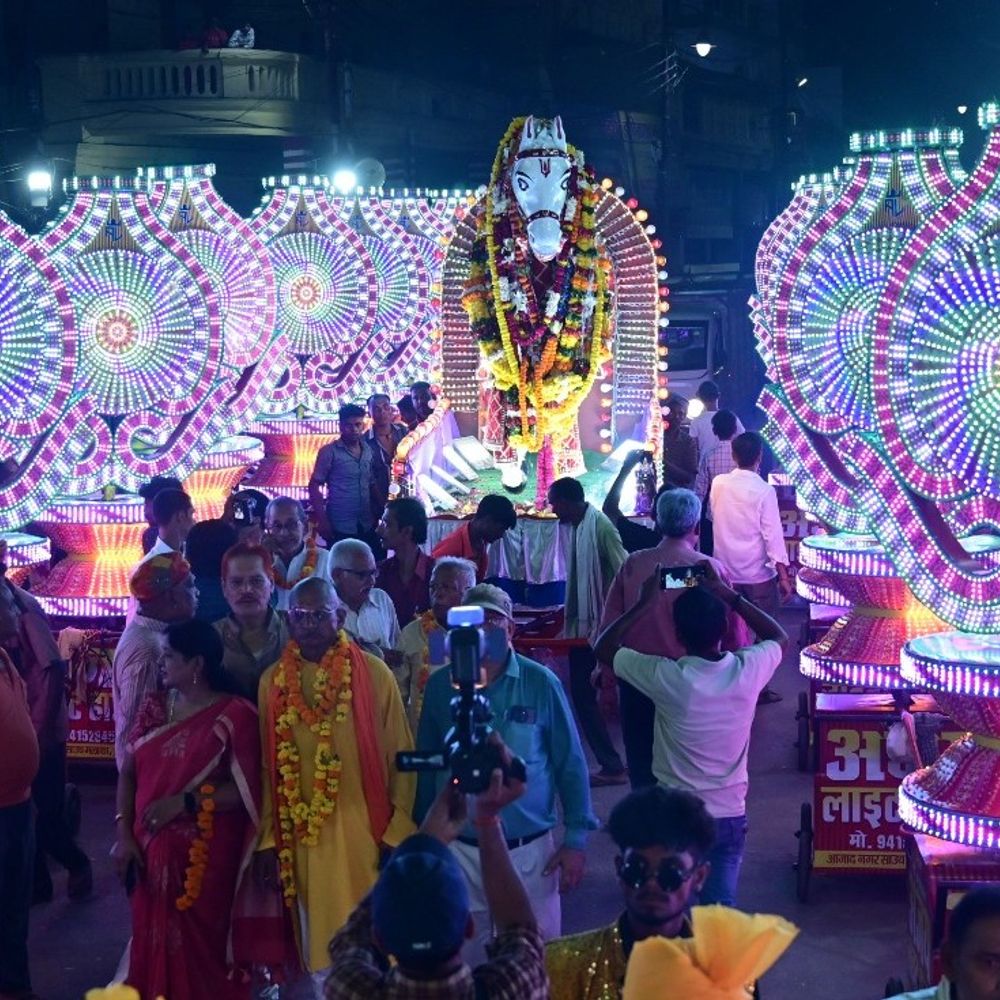 प्रयागराज में कर्ण घोड़ा शोभा यात्रा निकली:रामलीला और दशहरा महोत्सव की शुरुआत, डीजे-ढोल और भक्ति गीतों से इलाका गूंजा