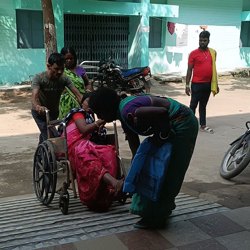 जमुई में ऑटो और ई-रिक्शा की टक्कर:4 लोग घायल, महिला के पैर-सिर में चोट